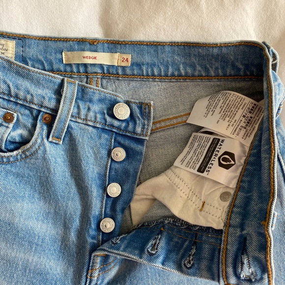 LEVIS WEDGIE LIGHT WASH JEANS - Picture 3 of 3